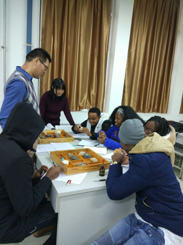 实验课：认识岩石和矿物