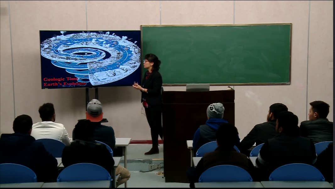 曹青副教授在授课